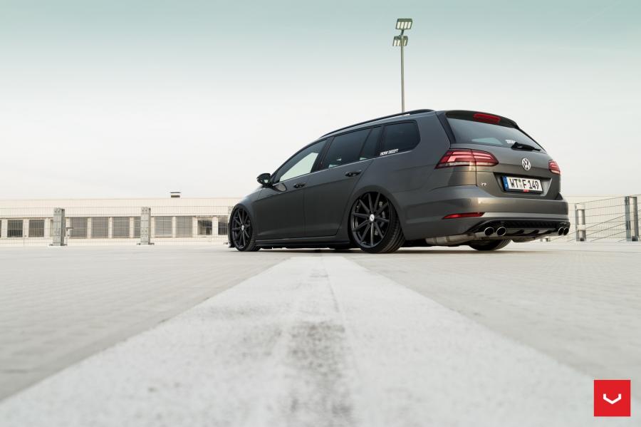  Volkswagen Golf R Estate on Vossen Wheels (VFS-10) 2017 года  (фото 21 из 30)